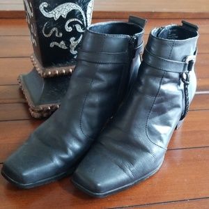LEATHER 👢 BOOTS